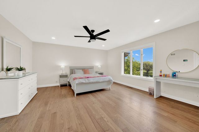 5 S Meadow Court, South Barrington, IL 60010