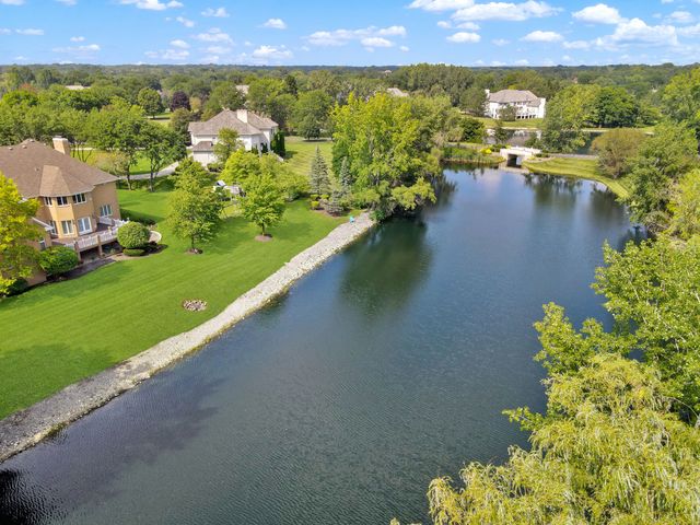 5 S Meadow Court, South Barrington, IL 60010