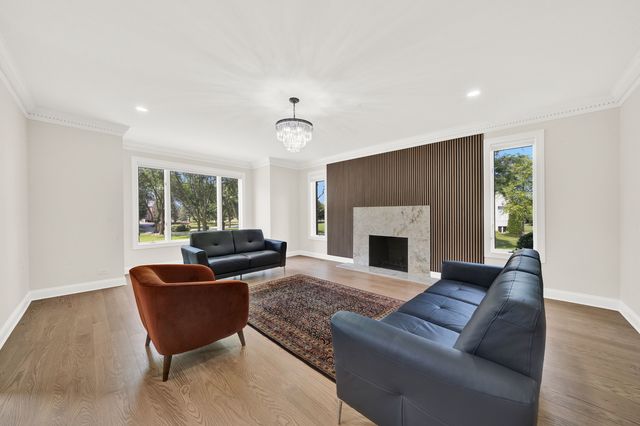 5 S Meadow Court, South Barrington, IL 60010