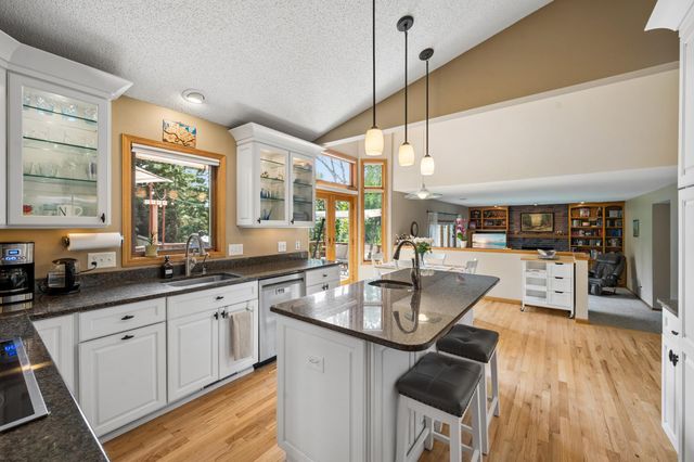 191 South Shore Court, Chanhassen, MN 55317