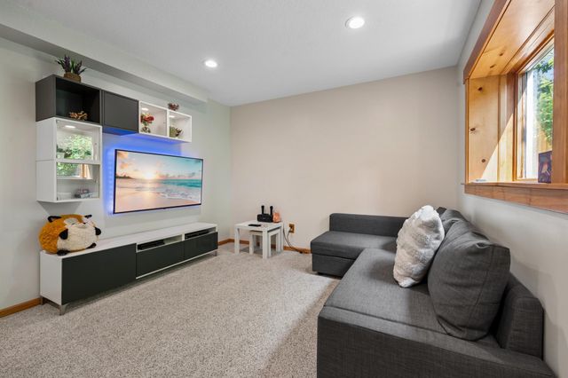 191 South Shore Court, Chanhassen, MN 55317