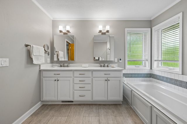 191 South Shore Court, Chanhassen, MN 55317