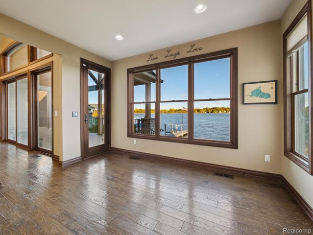 3756 Newport Way Drive, Waterford Charter Township, MI 48329