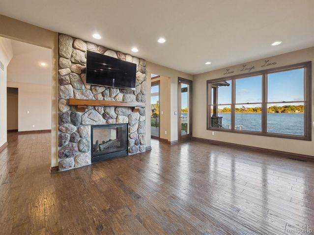 3756 Newport Way Drive, Waterford Charter Township, MI 48329