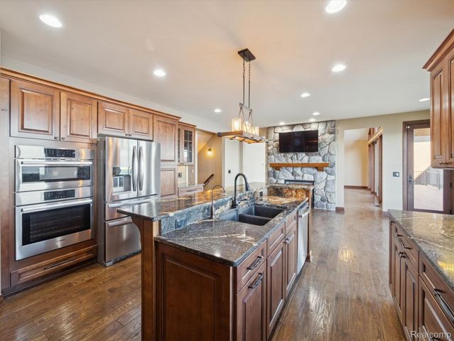 3756 Newport Way Drive, Waterford Charter Township, MI 48329