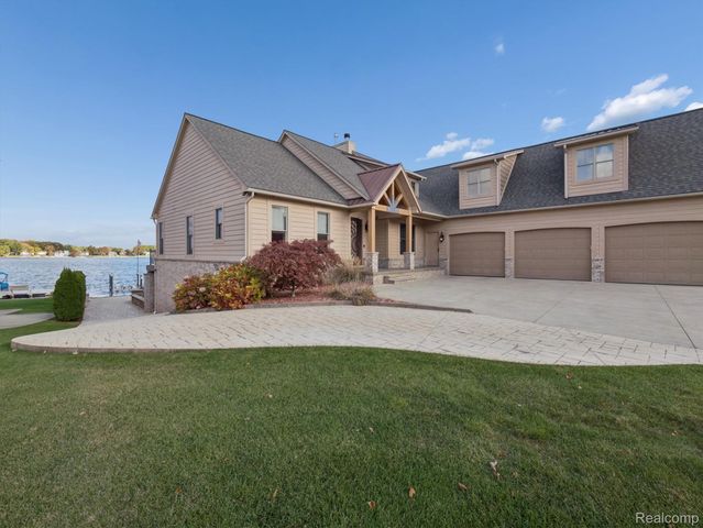 3756 Newport Way Drive, Waterford Charter Township, MI 48329