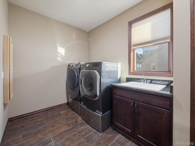 3756 Newport Way Drive, Waterford Charter Township, MI 48329