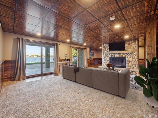 3756 Newport Way Drive, Waterford Charter Township, MI 48329