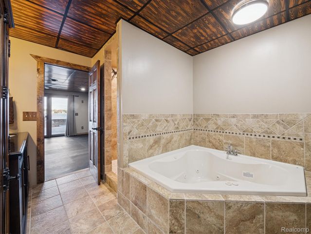 3756 Newport Way Drive, Waterford Charter Township, MI 48329