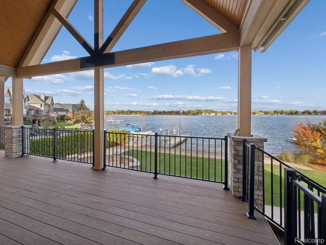 3756 Newport Way Drive, Waterford Charter Township, MI 48329