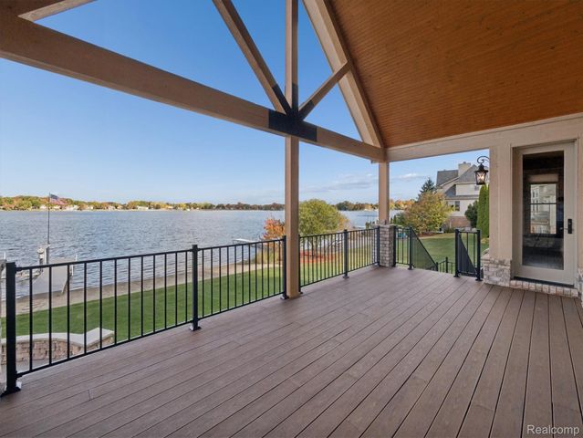 3756 Newport Way Drive, Waterford Charter Township, MI 48329