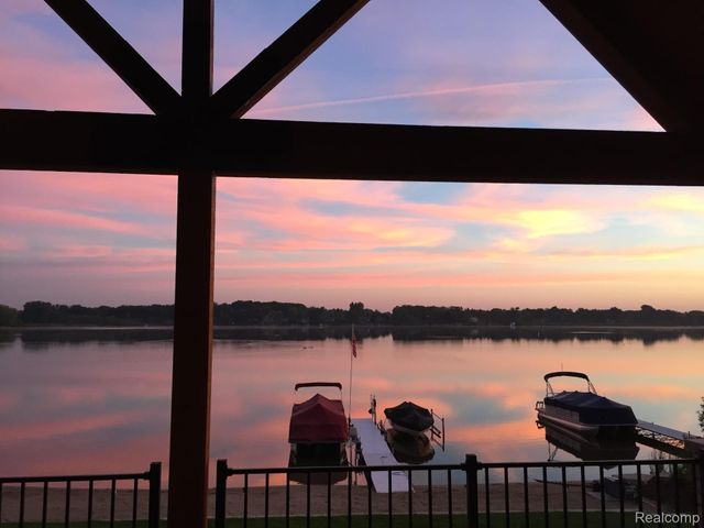 3756 Newport Way Drive, Waterford Charter Township, MI 48329