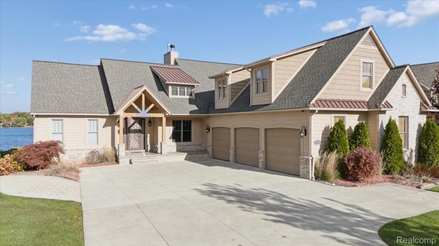 3756 Newport Way Drive, Waterford Charter Township, MI 48329