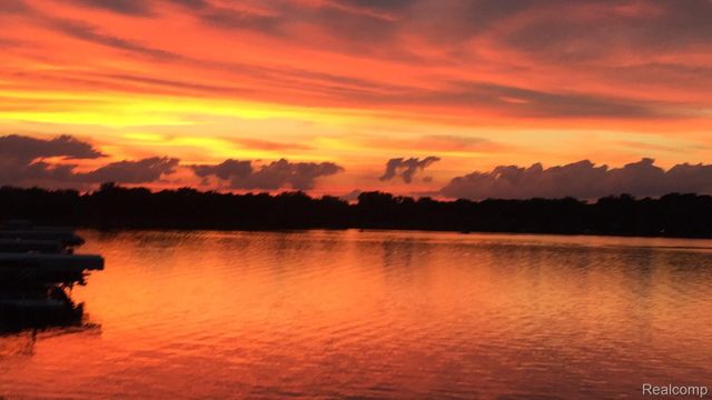 3756 Newport Way Drive, Waterford Charter Township, MI 48329