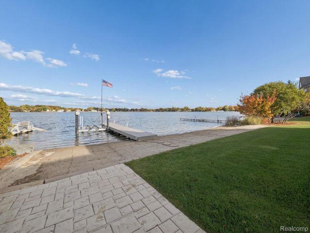 3756 Newport Way Drive, Waterford Charter Township, MI 48329