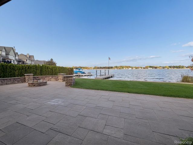 3756 Newport Way Drive, Waterford Charter Township, MI 48329