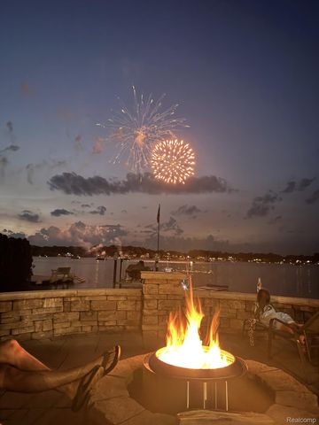 3756 Newport Way Drive, Waterford Charter Township, MI 48329