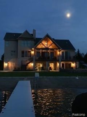 3756 Newport Way Drive, Waterford Charter Township, MI 48329