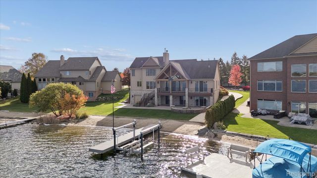 3756 Newport Way Drive, Waterford Charter Township, MI 48329