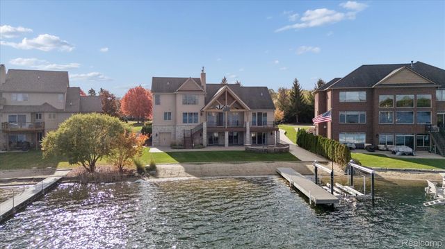 3756 Newport Way Drive, Waterford Charter Township, MI 48329