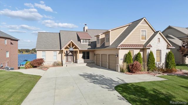 3756 Newport Way Drive, Waterford Charter Township, MI 48329