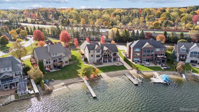 3756 Newport Way Drive, Waterford Charter Township, MI 48329