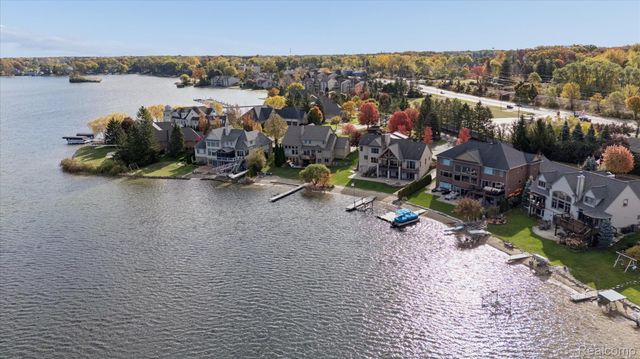 3756 Newport Way Drive, Waterford Charter Township, MI 48329