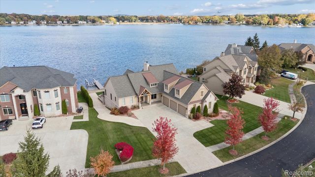 3756 Newport Way Drive, Waterford Charter Township, MI 48329