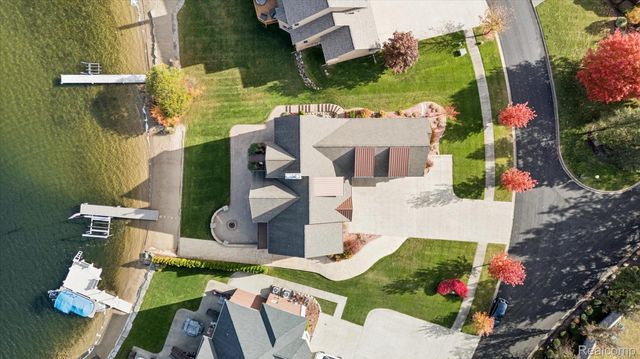 3756 Newport Way Drive, Waterford Charter Township, MI 48329