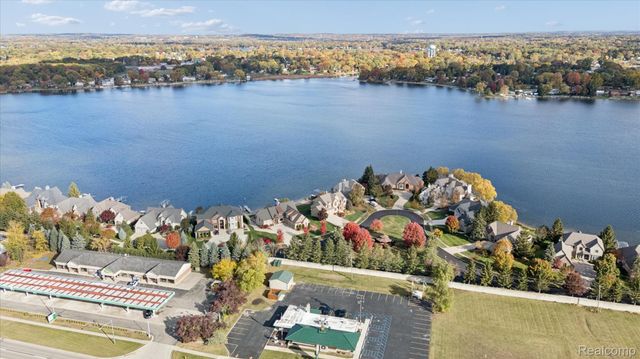 3756 Newport Way Drive, Waterford Charter Township, MI 48329