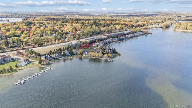 3756 Newport Way Drive, Waterford Charter Township, MI 48329