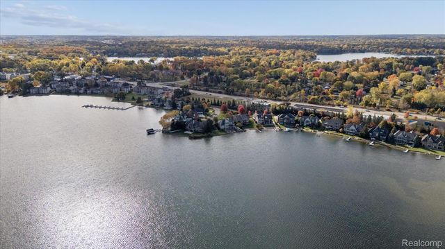 3756 Newport Way Drive, Waterford Charter Township, MI 48329