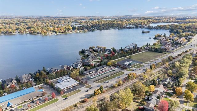 3756 Newport Way Drive, Waterford Charter Township, MI 48329