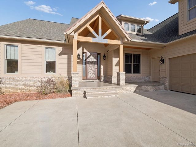 3756 Newport Way Drive, Waterford Charter Township, MI 48329