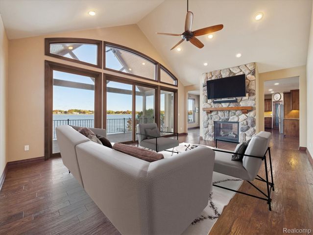 3756 Newport Way Drive, Waterford Charter Township, MI 48329