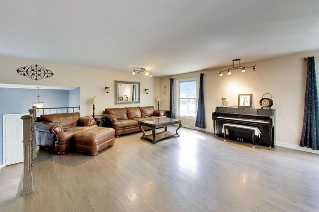 7309 Seminole Court, Darien, IL 60561