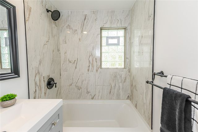 40 Mac Arthur Road, Greece, NY 14615
