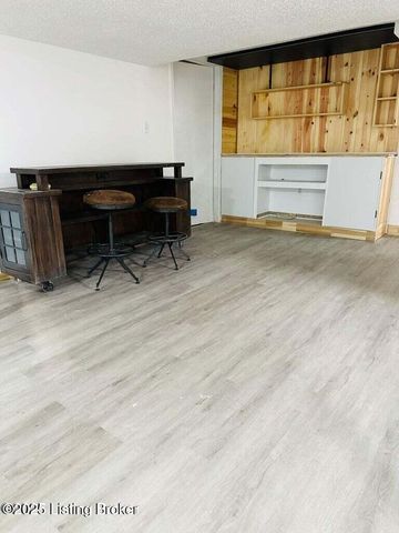 4105 North Ln, Louisville, KY 40216