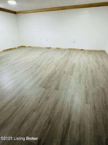 4105 North Ln, Louisville, KY 40216