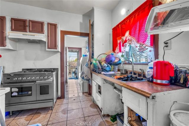 9019 S San Pedro, Los Angeles, CA 90003