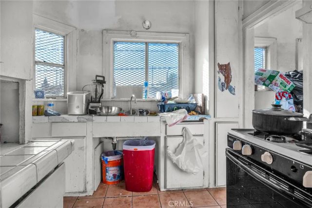 9019 S San Pedro, Los Angeles, CA 90003