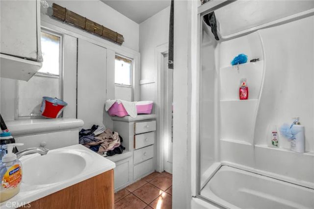 9019 S San Pedro, Los Angeles, CA 90003