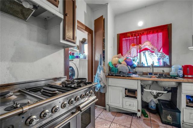 9019 S San Pedro, Los Angeles, CA 90003