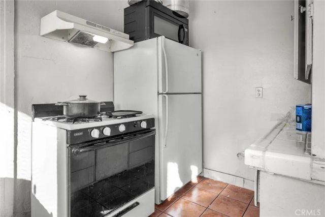 9019 S San Pedro, Los Angeles, CA 90003