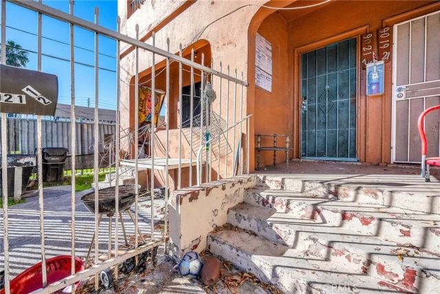 9019 S San Pedro, Los Angeles, CA 90003
