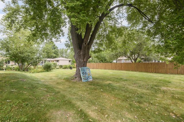 933 Parkview LANE, Mukwonago, WI 53149