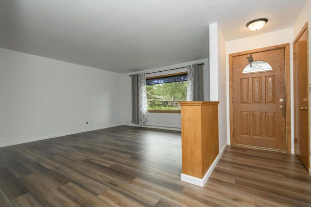 933 Parkview LANE, Mukwonago, WI 53149