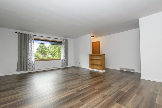 933 Parkview LANE, Mukwonago, WI 53149