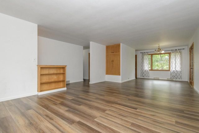 933 Parkview LANE, Mukwonago, WI 53149