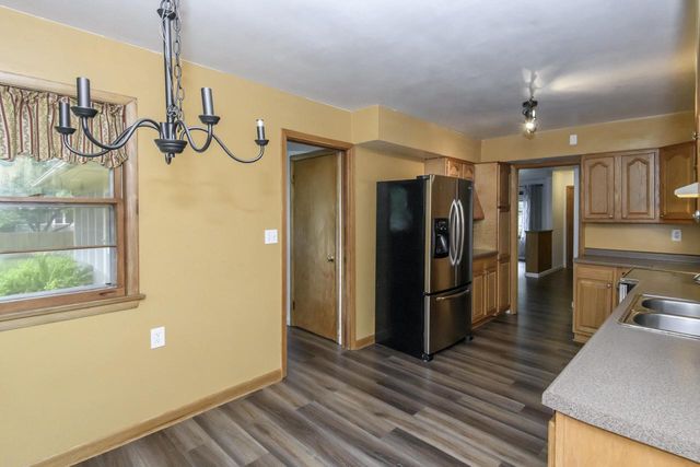 933 Parkview LANE, Mukwonago, WI 53149